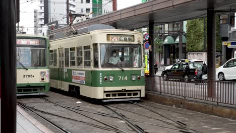 Oldtimer-Hiroden-Straßenbahnen-Kommen-Am-Bahnhof-Hiroshima-An
