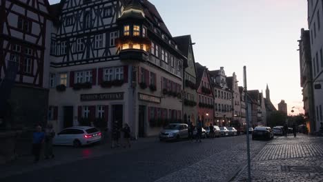 Gelbes-Licht-Leuchtet-Aus-Dem-Zimmer-Im-Fachwerkhaus-Von-Rothenburg-Ob-Der-Tauber