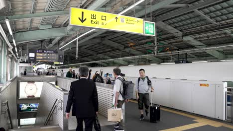 Los-Viajeros-Se-Dirigen-A-La-Escalera-Mecánica-De-Salida-En-El-Andén-De-La-Estación-Shin-Kobe.