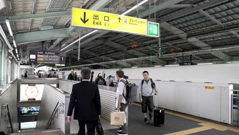 Pendler-Auf-Dem-Weg-Zur-Ausgangsrolltreppe-Am-Bahnsteig-Des-Bahnhofs-Shin-Kobe