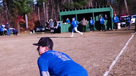 Schlagmann-Schlägt-Beim-Patrick-Dempsey-Softballturnier-Zu-Ehren-Der-Ersthelfer-Nach-Der-Massenschießerei-In-Lewisaton,-Maine