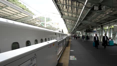 Shinkansen-Hochgeschwindigkeitszug-Der-N700-Serie-Fährt-Vom-Bahnsteig-Am-Bahnhof-Shin-Kobe-Ab
