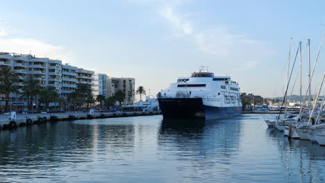 Trasmapi-Segeln-Im-Yachthafen-Von-Ibiza-An-Einem-Sonnigen-Tag,-Spanien