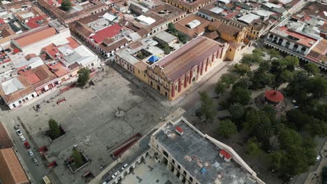 Vista-Aérea-Panorámica-De-Drones-Sobre-San-Cristobal-De-Las-Casas-Antiguo-Pueblo-Mexicano