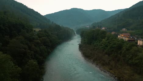 Fluss-Isonzo-Soča-Mit-Ikonischem-Smaragdgrünem-Und-Blauem-Wasser-In-Den-Alpen-In-Slowenien-Und-Italien