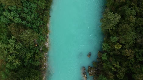 Fluss-Soča-Isonzo-Mit-Ikonischem-Smaragdgrünem-Und-Blauem-Wasser-In-Den-Alpen-In-Slowenien-Und-Italien