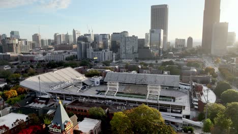 órbita-Aérea-Estadio-De-Fútbol-Bobby-Dodd-En-Georgia-Tech-Con-Telón-De-Fondo-Del-Horizonte-De-Atlanta-Georgia