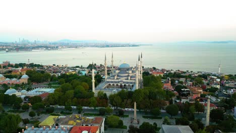Filmische-Umlaufende-Luftdrohnenansicht-Der-Blauen-Moschee-Zur-Goldenen-Stunde-In-Istanbul,-Türkei