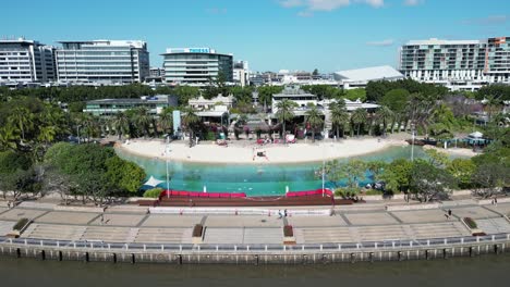 Luftaufnahmen-Von-South-Bank,-South-Brisbane,-Aufgenommen-Am-Mittag,-Mit-South-Bank-Beach,-Parklandschaften-Und-Brisbane-River