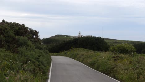 Leuchtturm-Mit-Zoom-Bei-Einem-Spaziergang-An-Der-Hauptstraße-Im-Dorf-Estaca-De-Bares,-Galizien,-An-Einem-Bewölkten-Tag,-Mit-Sony-RX100-VA-4K