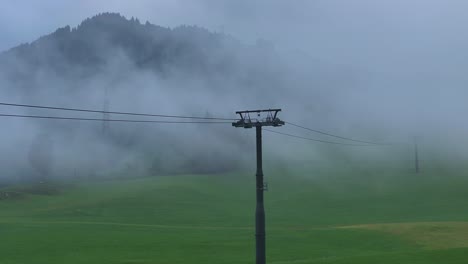 Gebirgskette,-Die-Fast-Von-Dichtem-Grauen-Nebel-Bedeckt-Ist
