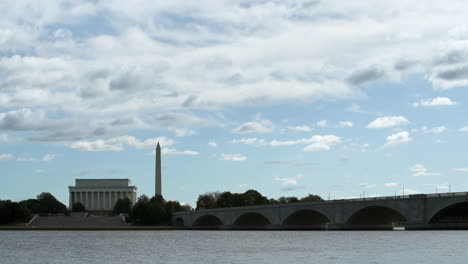 Zeitrafferwolken-über-Washington-D.C.-Von-Der-Anderen-Seite-Des-Potomac-River