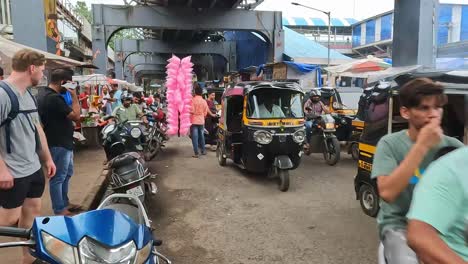 Mumbai,-India---20-August-2023:-Candy-floss-seller-with-plenty-of-stock-walks-through-a-busy-market-in-Mumbai-India