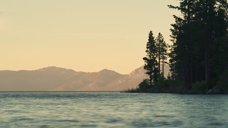 Puesta-De-Sol-En-Emerald-Bay-En-Lake-Tahoe,-Timelapse-Estableciendo-Toma
