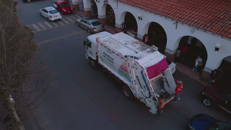 Eine-Bemerkenswerte-Drohne-Hat-Aufnahmen-Von-Städtischen-Arbeitern-Gemacht,-Die-In-Der-Stadt-Ecatepec-De-Morelos,-Mexiko,-Müll-Sammeln