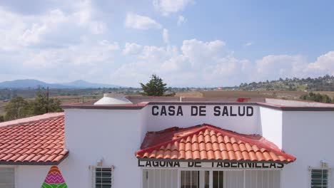 La-Vista-De-Un-Centro-De-Salud-Ubicado-En-Catepec-De-Morelos,-México-Es-Sin-Duda-Impresionante.