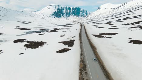 Roadtrip-through-Norwegian-mountains-in-summer