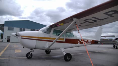 Seitenansicht-Eines-Cessna-172-Flugzeugs,-Das-Bei-Sonnenuntergang-In-Vancouver,-Kanada,-Auf-Dem-Flugplatz-Geparkt-Ist