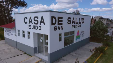 Un-Hermoso-Y-Pequeño-Centro-De-Salud-En-La-Ciudad-Se-Destaca-Con-El-Telón-De-Fondo-De-Un-Cielo-Decorado-Con-Nubes-Esponjosas-En-Ecatepec-De-Morelos,-México