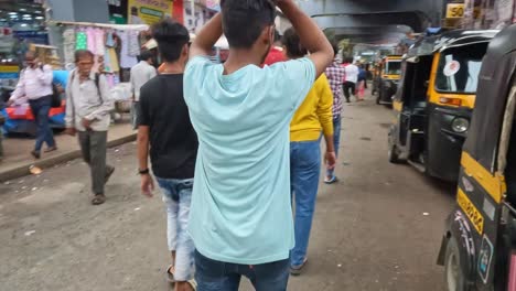 Mumbai,-Indien---20.-August-2023:-Menschen,-Die-Durch-Einen-Markt-Neben-Reihen-Von-Autorikschas-Und-Ständen-In-Mumbai-Indien-Laufen