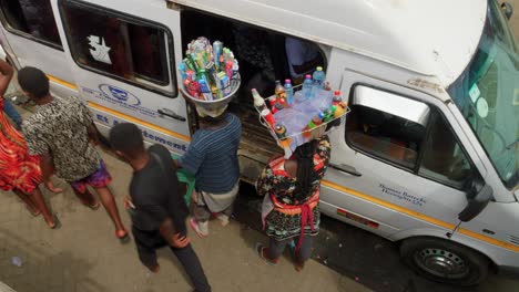 Vendedor-Ambulante-Negro-Africano-Cerca-Del-Mercado-Callejero-Más-Grande-Local