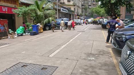 Mumbai,-India---20-De-Agosto-De-2023:-Escena-Callejera-En-Mumbai-India-Con-Una-Motocicleta-Pasando-Con-Tres-Pasajeros-A-Bordo