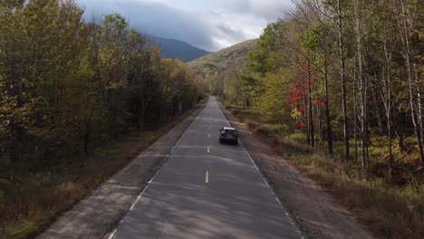 Autofahren-Im-Grafton-Notch-State-Park,-Maine