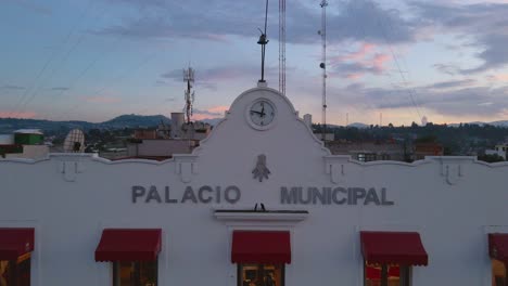 Eine-Drohne-Fängt-Einen-Atemberaubenden-Blick-Auf-Die-Prächtige-Architektur-Der-Stadt-Amoloya-Ein-Und-Ermöglicht-Einen-Filmischen-Blick-Auf-Die-Gebäude-Am-Abend-In-Ecatepec-De-Morelos,-Mexiko