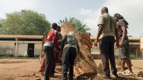 Teamarbeit-Afrikanischer-Arbeiter,-Der-Einen-LKW-Mit-Holzkoffer-Belädt