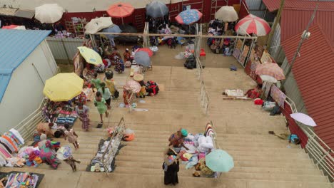 Toma-Aérea-Establecida-Del-Tradicional-Mercado-Local-De-Vendedores-Ambulantes-En-África-Con-Textiles-Y-Productos-Locales.