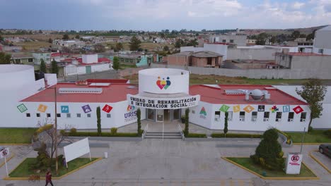 Eine-Herrliche-Drohnenansicht-Zeigt-Ein-Wunderschönes-Und-Farbenfrohes-Rehabilitationszentrum-In-Ecatepec-De-Morelos,-Mexiko