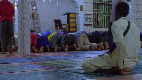 Schwarzafrikanischer-Muslim,-Der-Während-Des-Ramadan-In-Einer-Moschee-Betet