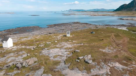 Idyllischer-Blick-Auf-Die-Insel-Andøya-Von-Einem-Drohnenflug-über-Den-Leuchtturm