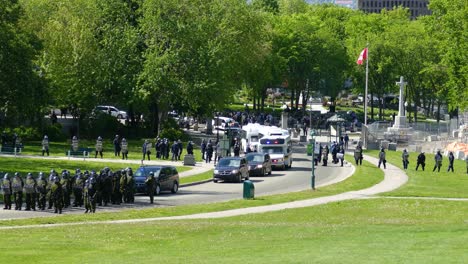 La-Enorme-Demostración-De-Fuerza-Por-La-Seguridad-En-Torno-A-La-Cumbre-Del-G-7-En-Québec,-Canadá.