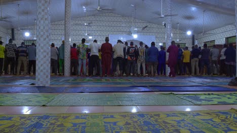 Schwarze-Afrikanische-Muslime-Beten-Gemeinsam-In-Einer-Moschee-In-Kumasi,-Ghana