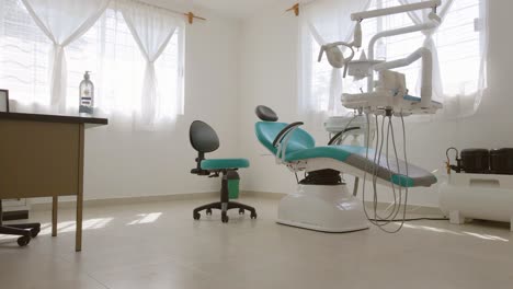 Behold-a-dental-clinic-room-adorned-with-an-array-of-essential-equipment