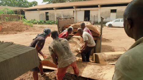 Trabajador-En-Un-Aserradero-De-Madera-En-Kumasi-Ghana-África,-Mano-De-Obra-Negra-En-El-Sitio-De-Construcción