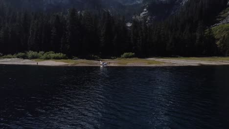 Wunderschöner-Bergsee-Mit-Wasserflugzeug-Auf-Der-Wildnisstrandantenne
