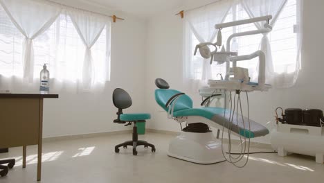 Der-Anblick-Einer-Zahnklinik,-Die-Mit-Ihren-Geräten-Und-Stühlen-Geschmückt-Ist,-Ist-Wirklich-Beeindruckend