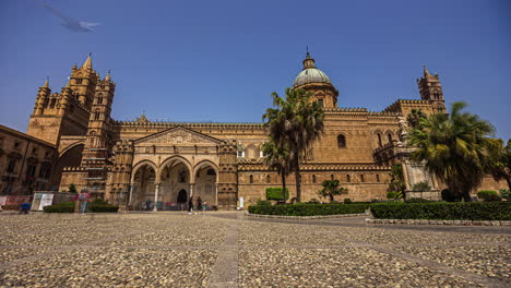 Timelapse-De-Personas-Frente-A-La-Catedral-De-Palermo,-En-La-Soleada-Sicilia,-Italia