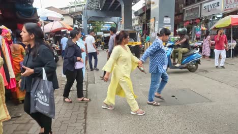 Mumbai,-India---20-De-Agosto-De-2023:-Muchos-Rickshaws-Y-Personas-Que-Hacen-Negocios-En-Un-Bullicioso-Mercado-En-Mumbai,-India.