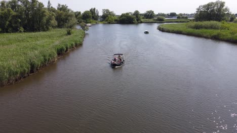 Establecedor-Aéreo-Hacia-Atrás,-Montando-Un-Barco-En-El-Río-Biesbosch-En-Los-Países-Bajos