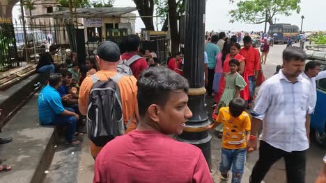 Mumbai,-India---20-De-Agosto-De-2023:-Turistas-Y-Lugareños-Caminando-Por-El-Sendero-Fuera-De-La-Puerta-De-Entrada-De-La-India-Y-El-Palacio-Taj-De-Mumbai