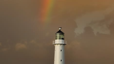 Leuchtturm-Von-Cape-Egmont-Mit-Stimmungsvollem-Wolkenhintergrund-Und-Regenbogen