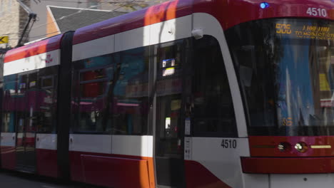 Eine-Filmische-Aufnahme-Einer-Straßenbahn,-Die-Sich-Stetig-Auf-Der-Strecke-Zur-Endstation-Carlton-Auf-Den-Straßen-Von-Eastside,-Toronto,-Bewegt