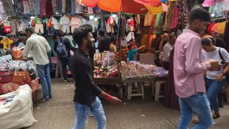 Mumbai,-India---20-August-2023:-People-walking-through-a-market-in-Mumbai-India-and-perusing-the-stalls