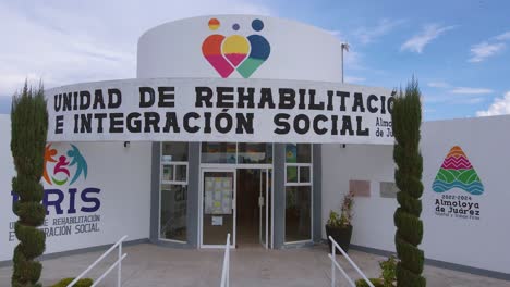 Eine-Nahaufnahme-Des-Wunderschönen-Gesundheitszentrums-In-Ecatepec-De-Morelos,-Mexiko
