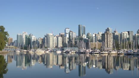 Royal-Vancouver-Yacht-Club-Marina-Mit-Skyline-Hintergrund-Der-Stadt