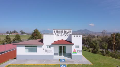 Ein-Erstaunlicher-Drohnenflug-Zum-Wunderschön-Errichteten-Gesundheitszentrum-Zeigt-Die-Makellose-Weiße-Architektur-Der-Stadt-Vor-Dem-Himmel,-Geschmückt-Mit-Flauschigen-Weißen-Wolken,-In-Ecatepec-De-Morelos,-Mexiko