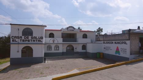 Die-Aufnahme-Zeigt-Die-Wunderschönen-Weißen-Gebäude-Der-Stadt,-Während-Der-Himmel-Mit-Seinen-Weichen,-Flauschigen-Wolken-Der-Casa-De-Salud-Loma-Del-Salitre-In-Ecatepec-De-Morelos,-Mexiko,-Einen-Hauch-Purer-Magie-Verleiht